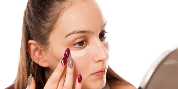 Cómo aplicar el corrector y la base de maquillaje